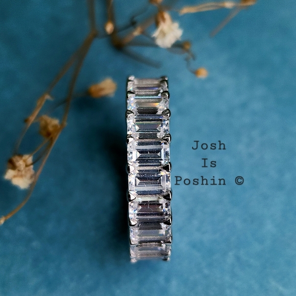Diamond simulant eternity band in sterling silver - Picture 7 of 8